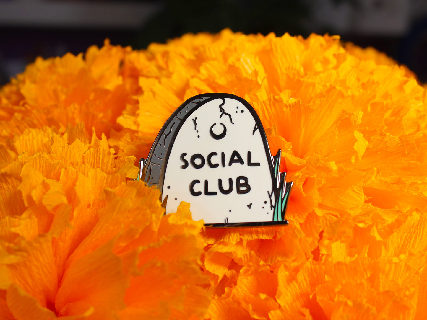 Nonliving Social Club Tomb Pin de esmalte duro