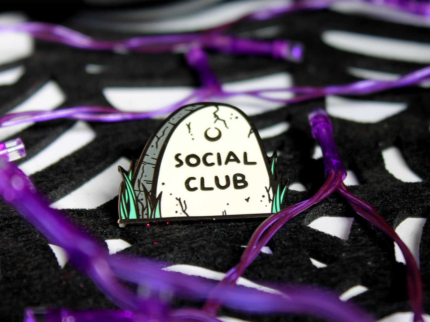 Nonliving Social Club Tomb Pin de esmalte duro