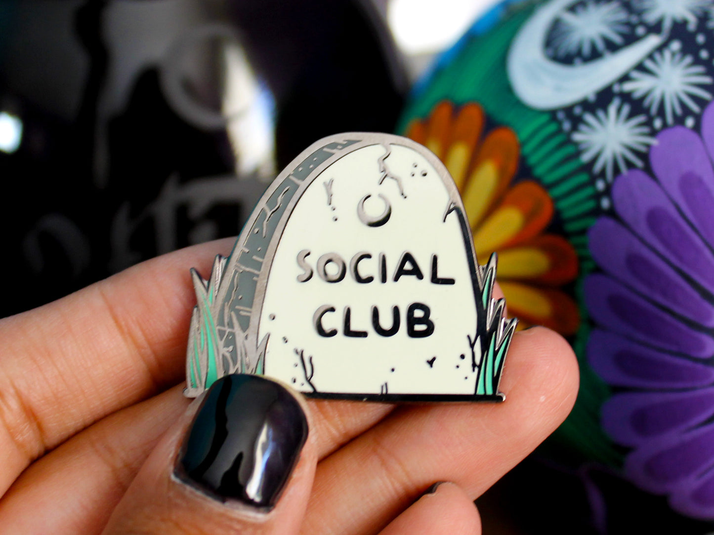 Nonliving Social Club Tomb Pin de esmalte duro