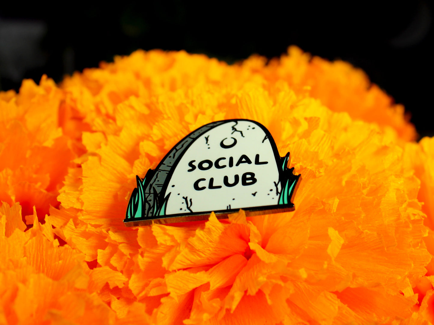 Nonliving Social Club Tomb Pin de esmalte duro