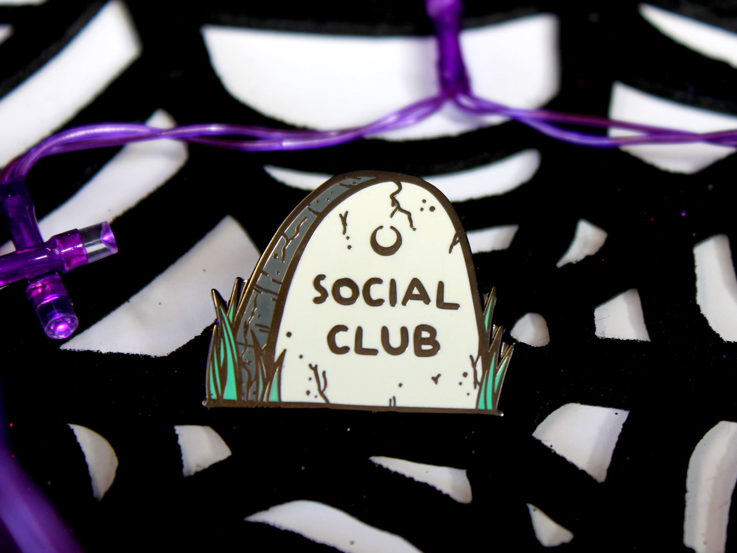 Nonliving Social Club Tomb Pin de esmalte duro